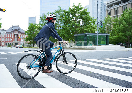 都会で自転車に乗る男性 都会で自転車に乗る男性 80861388
