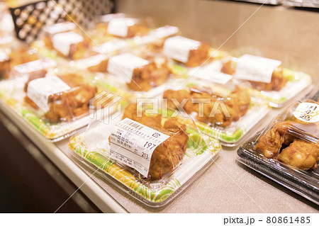 スーパーで売っている唐揚げ スーパーで売っている唐揚げ 80861485