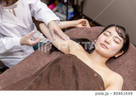 美容外科で施術を受ける女性（脂肪溶解注射・二の腕） 80861699