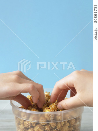 ポップコーンを一緒に食べる子供達 80861755