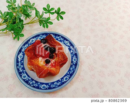 ブルーベリーとラズベリーのデニッシュパン 80862369