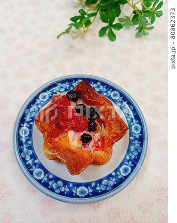 ブルーベリーとラズベリーのデニッシュパン 80862373