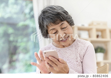 スマートフォンを使うシニア女性 80862406