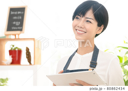 ショップ店員の女性 80862434