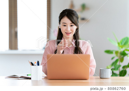 自宅勤務でテレワークをする女性 80862760