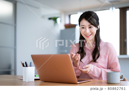 自宅勤務でテレワークをする女性 80862761