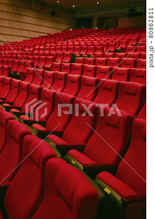劇場の観客席 80862811