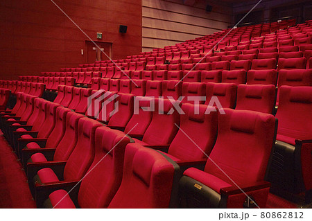 劇場の観客席 80862812