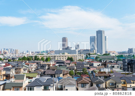 都市風景　ビル群と住宅街　川崎市上平間から鹿嶋田方面の眺望 80862818