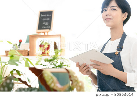 ショップ店員の女性 80863014
