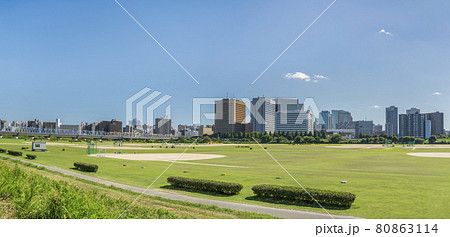 川崎駅前のビル群と多摩川緑地の風景【神奈川県・川崎市、東京都・大田区】 川崎駅前のビル群と多摩川緑地の風景【神奈川県・川崎市、東京都・大田区】 80863114