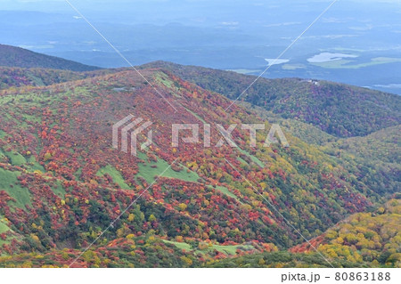 那須連山茶臼岳から紅葉の朝日岳東の鬼面山 80863188