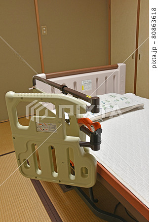 電動式介護用ベッド 80863618