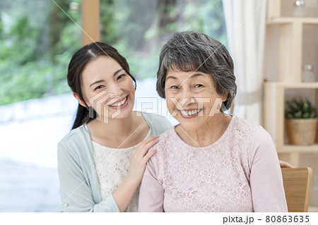 家族イメージ 祖母と孫 家族イメージ 祖母と孫 80863635