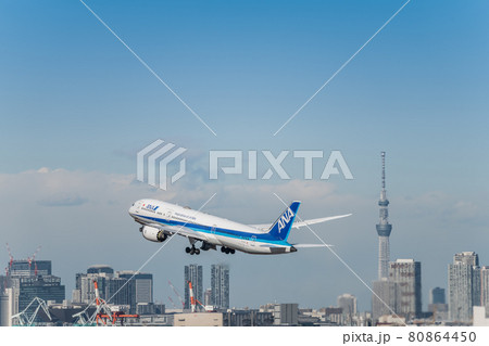 【羽田空港第2ターミナルを離陸したANA機と東京スカイツリー】 80864450