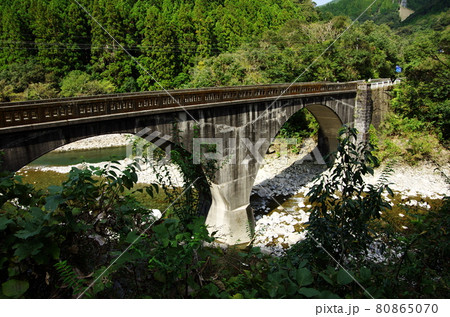 高知県の奈半利川にかかる二又橋 80865070