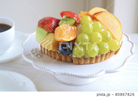 ワンホールのフルーツタルトでコーヒータイム 80867826