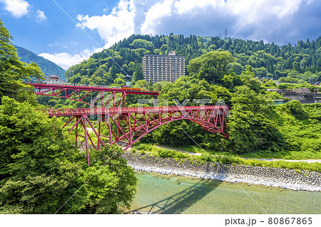 新緑の黒部峡谷　山彦橋から眺めるトロッコ電車 80867865