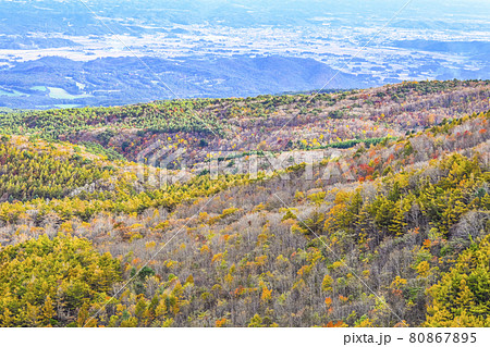 安達太良山、薬師岳パノラマパークから望む山腹の紅葉 80867895
