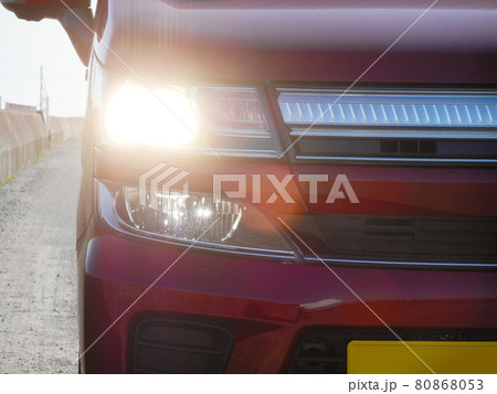 軽自動車の2段式ヘッドランプが点灯している 80868053