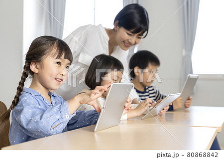 タブレットを使った小学校低学年の授業　ICT教育イメージ　撮影協力：中央工学校附属日本語学校 80868842