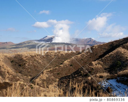 阿蘇の冬景色　薄雪の中岳　（熊本県） 80869336
