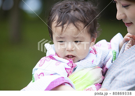 夏祭りで泣く子ども 80869338
