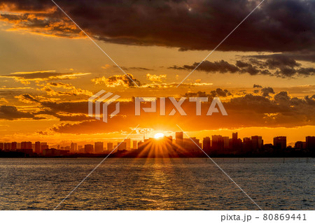 夏の舞浜からの夕日 80869441