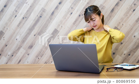 オフィス仕事中に肩こりや首の痛みが気になる疲れたビジネスウーマン 80869550