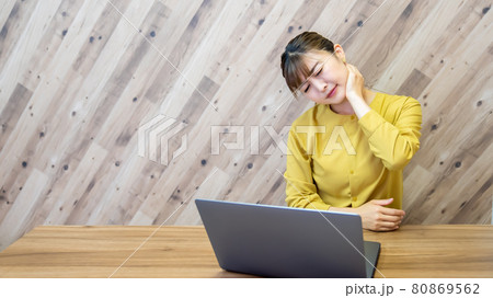 オフィス仕事中に肩こりや首の痛みが気になる疲れたビジネスウーマン オフィス仕事中に肩こりや首の痛みが気になる疲れたビジネスウーマン 80869562