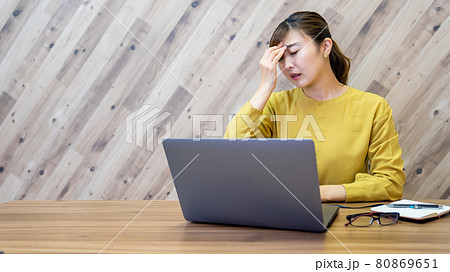 デスクワークによる目の疲れを感じて眼鏡を外す疲れたビジネスウーマン デスクワークによる目の疲れを感じて眼鏡を外す疲れたビジネスウーマン 80869651