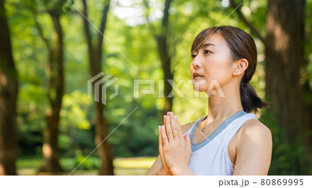 自然公園の中でヨガを行いリフレッシュする女性 自然公園の中でヨガを行いリフレッシュする女性 80869995