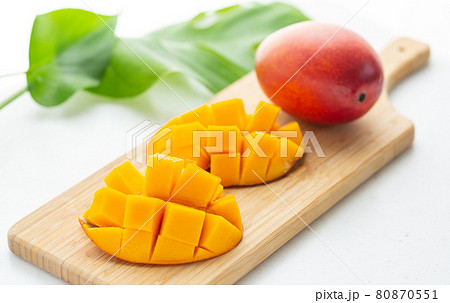 カットした国産のマンゴー 80870551
