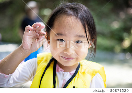 川遊びを楽しむ女の子 80871520