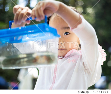 川遊びを楽しむ女の子 川遊びを楽しむ女の子 80871554