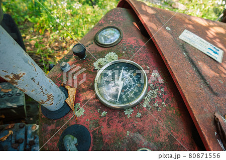 壊れたトラクターのメーター周り 80871556