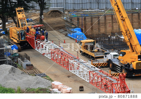 大型クレーン組立作業 80871888
