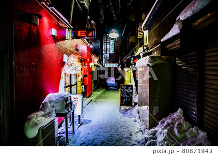 【写真素材】夜の菊水小路 80871943