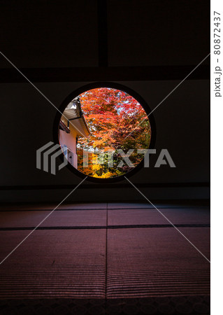 京都 源光庵の悟りの窓から見える紅葉 京都 源光庵の悟りの窓から見える紅葉 80872437