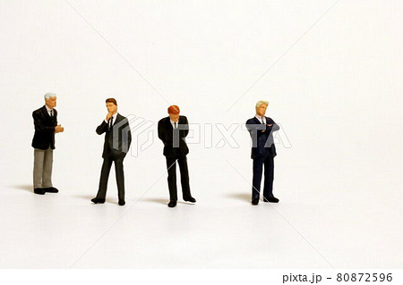 何かを言おうとする人と考え込む人 speaking man & considering men 80872596