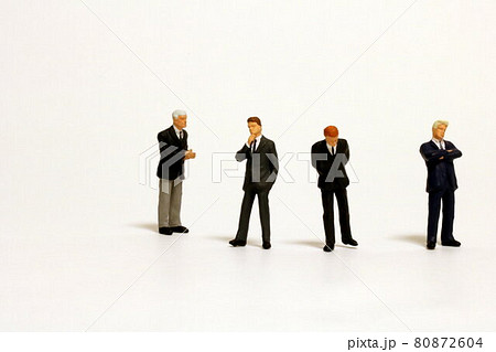 何かを言おうとする人と考え込む人 speaking man & considering men 80872604