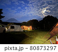 富士山が背景の夜のキャンプ 80873297