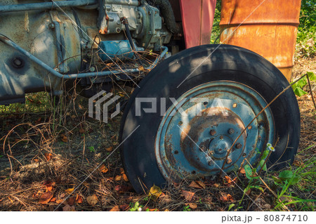 壊れたトラクターのタイヤ 80874710