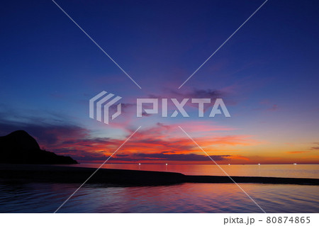 日本海に沈む　綺麗な夕焼け空　グラデーション　京丹後市 80874865