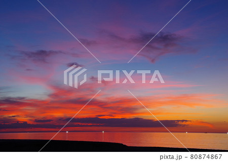 日本海に沈む　綺麗な夕焼け空　グラデーション　京丹後市 80874867