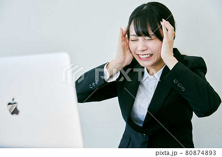 オンライン面接後にやってしまったリアクションする女性 オンライン面接後にやってしまったリアクションする女性 80874893
