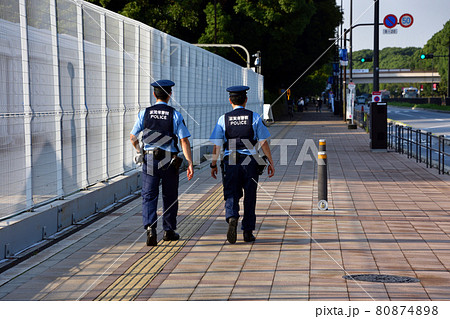 東京オリンピック会場を警備する滋賀県警の警察官 東京オリンピック会場を警備する滋賀県警の警察官 80874898