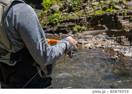 渓流釣りの手元 80876459
