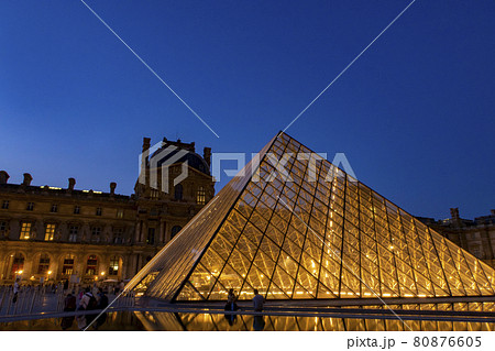 ルーヴル美術館 パリ 夕景 ルーヴル美術館 パリ 夕景 80876605