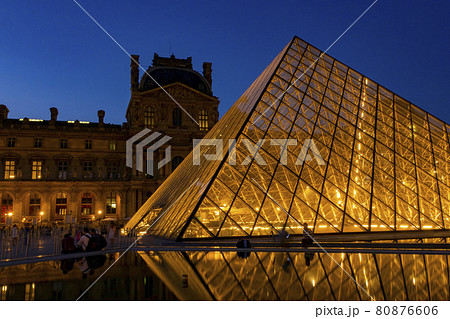 ルーヴル美術館　パリ　夕景 80876606